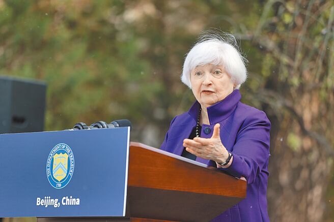 美國財政部長葉倫談及中國供應鏈對美國的就業和綠色能源領域的投資構成威脅。圖為葉倫4月8日訪問北京時發表演說。（中新社）