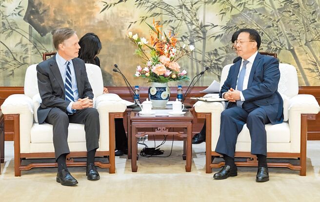 上海市長龔正（右）13日在上海會晤美國駐中國大使勃恩斯。（摘自網路）