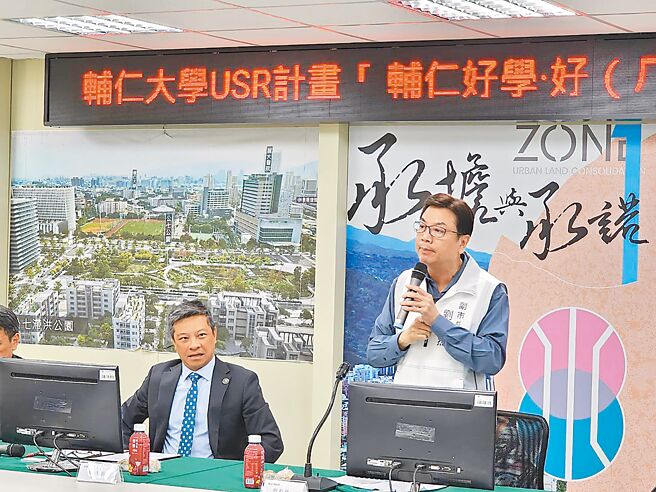 新北市副市長劉和然（右）、輔仁大學校長藍易振（左）14日出席輔大「輔仁好（ㄏㄠˇ）學、好（ㄏㄠˋ）學新莊」計畫成果展開幕式。（張鎧乙攝）