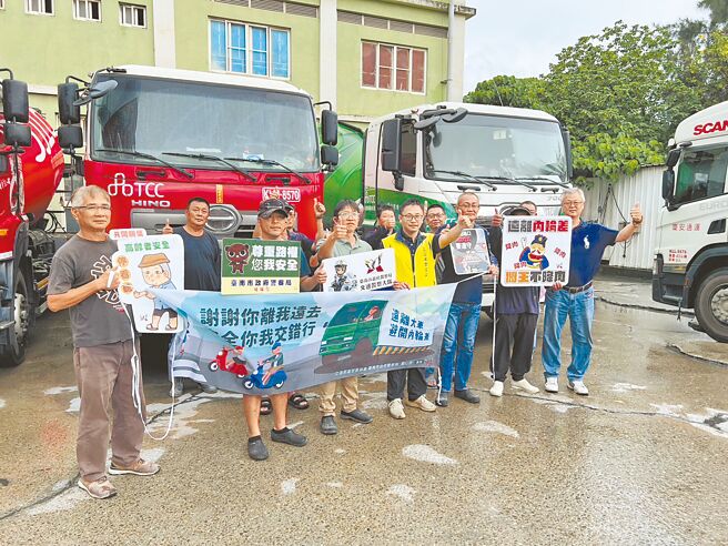 为降低大型车A1事故，台南市政府警察局持续加强宣导大车视线死角问题，以提升交通安全。（台南市警察局提供／曹婷婷台南传真）