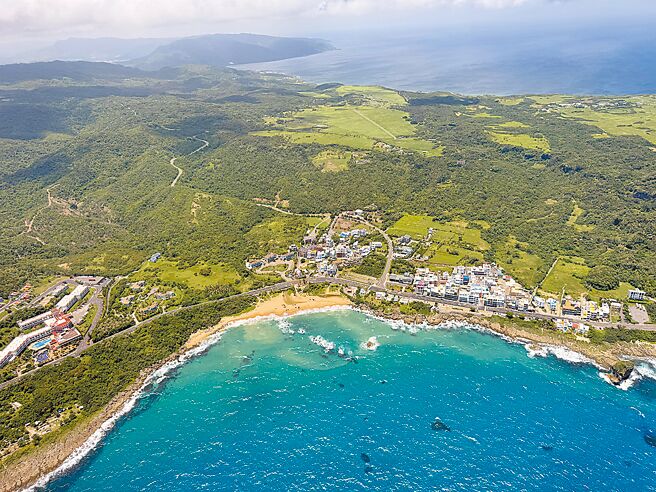 屏東空中遊覽可以俯瞰恆春半島之美，開放報名即秒殺，月底還有屏東3D旅遊嘉年華，從不同的角度看屏東。（屏縣府提供／羅琦文屏東傳真）