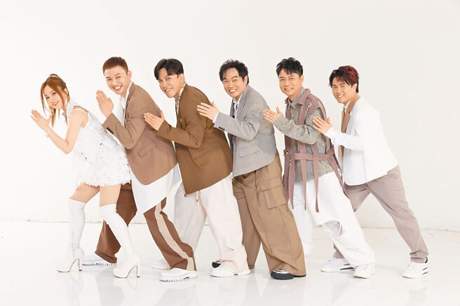 杜忻恬（左起）、李子森、許志豪、康康、陳隨意、陳孟賢一同主持中視《綜藝一級棒》，做出俏皮的拍照動作。（中視提供）