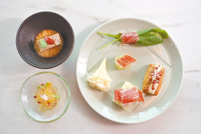 饗A Joy標榜「伊比利火腿」搭水果更美味。（饗賓集團提供）