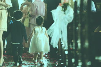 幼兒園辦「兒童婚禮」 小新郎迎親塞紅包 網分2派戰翻了