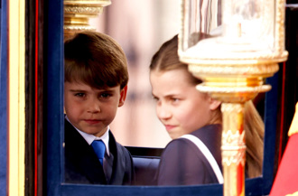 影》小路易皇家閱兵扭不停 姊姊夏綠蒂2度罵人