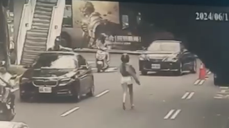 熱褲女穿越車道撿手機  網友歪樓稱「最美的風景」