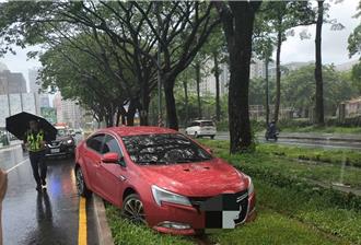 婦人暈眩闖入輕軌動彈不得 高捷急派公車接駁旅客