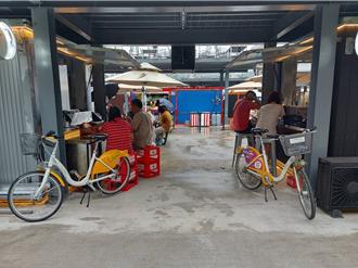 关渡码头YouBike乱象 民眾求方便停店家门口观感差