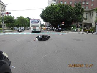 台體大校門前與公車擦撞 女騎士胸腹重創慘死