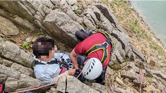 遊客受困石門水庫岩壁 消防與北水分署合作成功救人