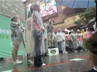 暴雨中宣講 林右昌酸柯要電視辯論「連柯P都知道錯了」