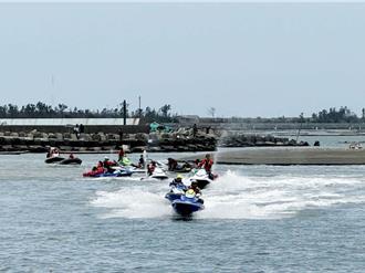 海洋畢業典禮！畢業生坐水上摩托車、划輕艇、挑戰水上鋼鐵人