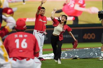 魏蔓、張睿家為公益擔任中華職棒開球嘉賓！背號巧合是「一起救我」
