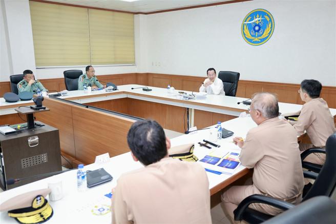 国防部长顾立雄15日视导舰指部及陆战队指挥部，除听取任务简报，与各级干部进行讨论，并提出工作指导。（军闻社记者李忠轩摄）