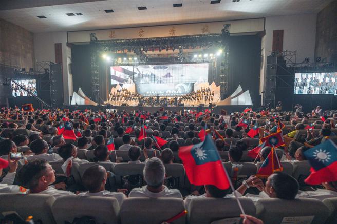  「慶祝黃埔建軍100週年音樂會暨煙火施放」活動昨晚在陸軍官校盛大登場，忠實呈現黃埔建軍各階段的歷史，並喚起現場校友們的從軍回憶，熱情揮舞國旗，彰顯黃埔精神薪火相傳。（記者陳彥陵攝）