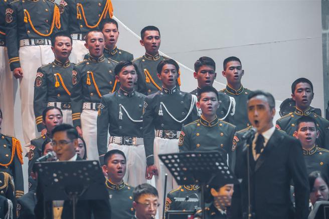  三軍官校合唱團演出多首經典軍歌，展現軍人的豪情壯志。
（記者陳彥陵攝）
