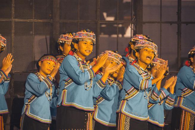  花蓮縣太平國小布農兒童合唱團與8軍團官兵帶來的天籟合唱。
（記者陳彥陵攝）