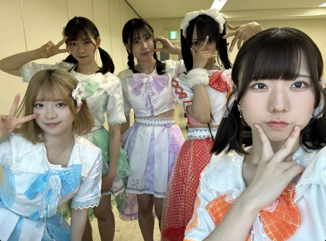 永濑佳子(左1)突然被公司「强制毕业」，原来是曾拍摄的无码AV被网友挖出。(图／取自推特)