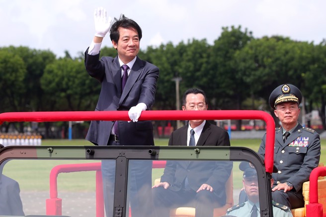 陆军官校今（16）日举行创校100周年校庆，总统赖清德出席典礼校阅学生。（黄世麒摄）