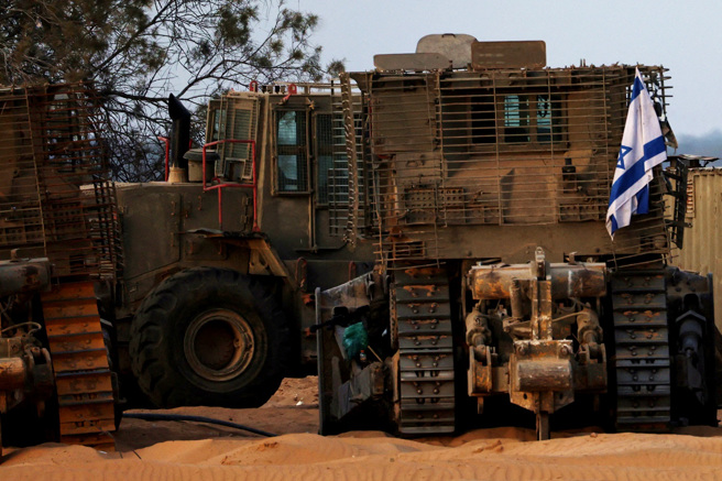 以色列一辆装甲运兵车15日在加萨走廊行驶时突然爆炸，酿成车内8名以军身亡，由于爆炸威力之大，罹难士兵的遗体难以辨识，这也是以色列半年来在加萨经歷的最惨重伤亡。图为在加萨拉法的以军装甲车。（资料照／路透社）
