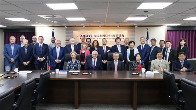 捷克參議院副參議長德拉霍斯（前排左2）率團拜會國科會主委吳誠文（前排左3），期待台捷深化合作，拓展合作領域。（國科會提供／林志成台北傳真）