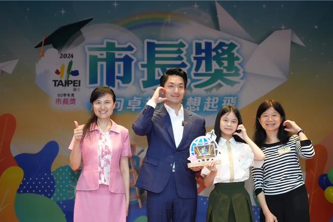 台北市長蔣萬安（左二）出席112學年度市長獎頒獎典禮。（劉彥宜攝）
