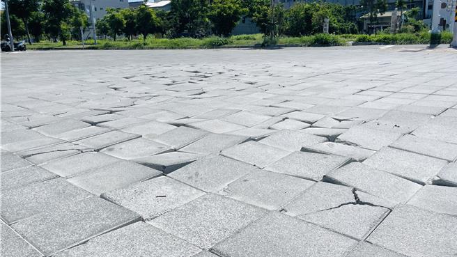 人行道地磚經汽機車長期輾壓而破裂、鬆動，導致路面凹凸不平，危及行人通行安全。（蕭嘉蕙攝）