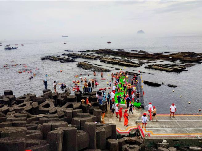 基隆市外木山海上長泳16日登場，有近2500人報名挑戰全程長達3.2公里在開放海域的泳渡壯舉。（張志康攝）