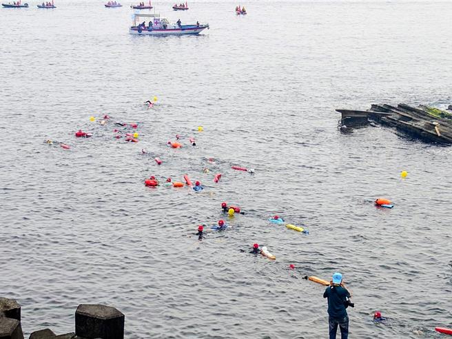 基隆市外木山海上長泳16日登場，有近2500人報名挑戰全程長達3.2公里在開放海域的泳渡壯舉。（張志康攝）