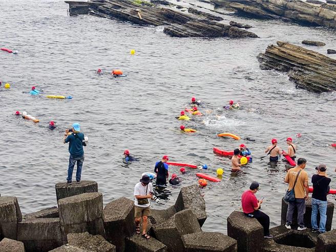 基隆市外木山海上長泳16日登場，有近2500人報名挑戰全程長達3.2公里在開放海域的泳渡壯舉。（張志康攝）