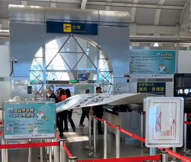 小港機場懸掛的大型看板掉落，嚇壞出國旅客，小港機場表示，該看板為合作商店所掛，材質為珍珠板很輕不會砸傷人，未來會加強固定避免再度發生。（翻攝自「社會事新聞影音」／任義宇高雄傳真）