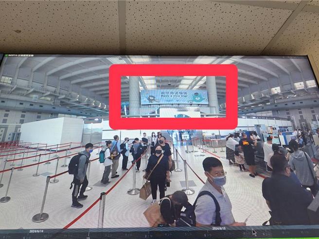 於小港機場管制區拱門上方飛行時刻表後方，原本掛有「祝您旅途愉快」大型看板，卻橫躺在管制區門中間，讓旅客嚇壞。（小港機場提供／任義宇高雄傳真）