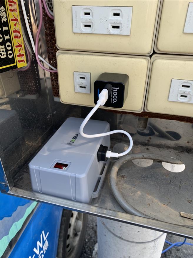 雲林縣府2021年間因應新冠肺炎疫情爆發，使用「訊號雲」結合雲林幣App等科技即時偵測人流，並公開人流聚集資訊，呼籲民眾避開人潮擁擠時段上菜市場或去夜市。（本報資料照片／周麗蘭攝）