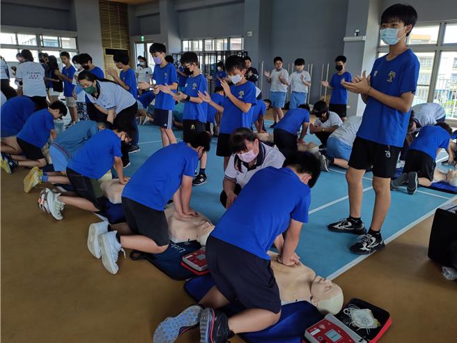 花坛国小毕业生参加校方规画的一系列CPR加AED认证活动，213名毕业生不负眾望，在毕业前夕全数通过皆取得CPR及AED急救证照。（花坛国小提供／叶静美彰化传真）