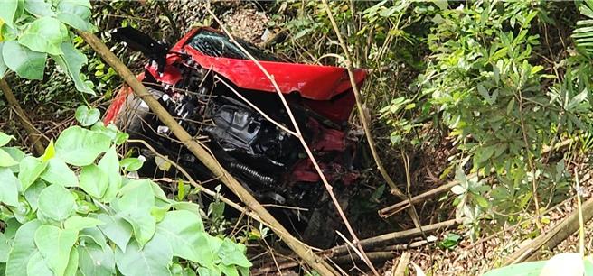 李男车辆毁损烧毁。（民眾提供／李京升苗栗传真）