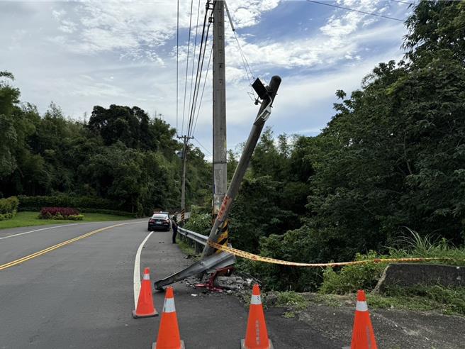 路边电线杆遭撞毁。（民眾提供／李京升苗栗传真）