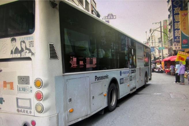 謝男遭公車撞後倒地，所幸僅受擦傷。（翻攝照片／洪靖宜高雄傳真）