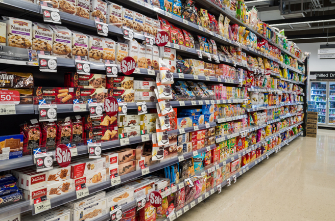 一名網友發現，買4入巧克力大包裝，竟然比單條貴9元。圖為賣場示意圖。（圖：shutterstock／達志）