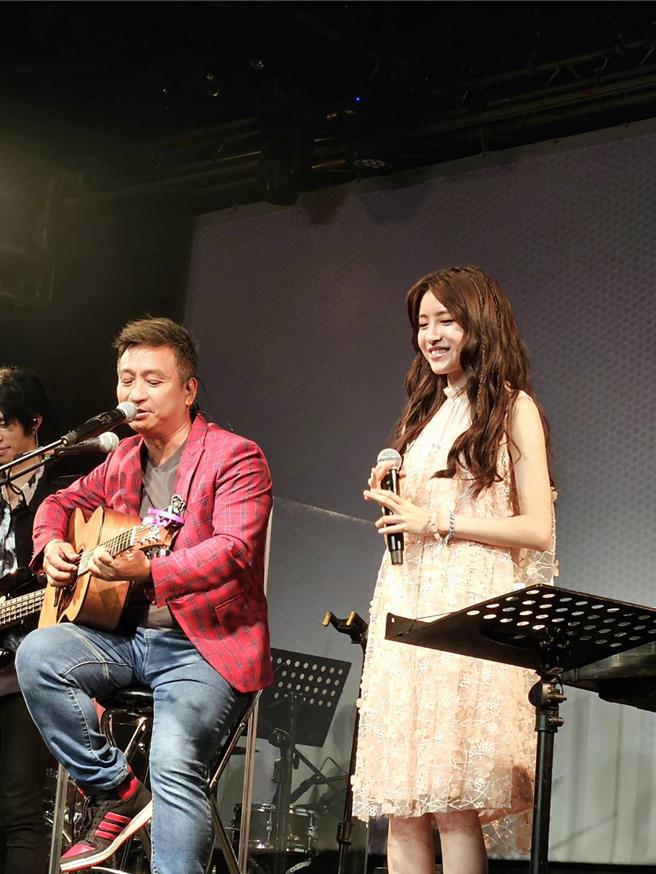 韩菲邀爸爸王中平同台合作。（华纳音乐提供）