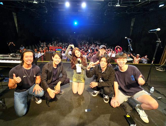 韩菲出道一年首登Legacy舞台举办个唱。（华纳音乐提供）