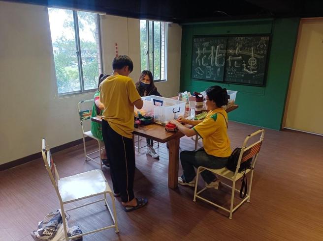 Kia總代理台灣森那美起亞與芥菜種會合作，規劃災後心理復原諮商輔導服務，協助孩子透過個別諮商或團體活動，脫離恐懼不安的心情。（芥菜種會提供）