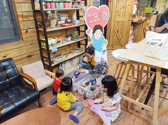 長年投入防救災及花蓮社區工作的芥菜種會，於0403地震發生後，社工在第一時間展開關懷及援助受災的弱勢家庭。（芥菜種會提供）