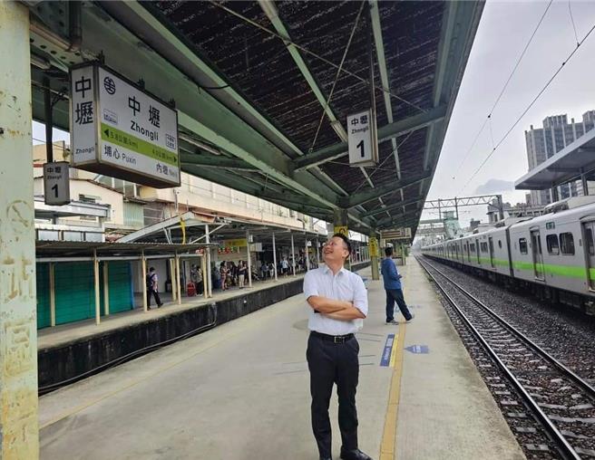 桃园副市长苏俊宾脸书发文感嘆「台湾最丑车站」对「她」不公，有限空间乘载全国第三运量，应该说是CP值最高、贡献最大的车站。(摘自苏俊宾脸书)