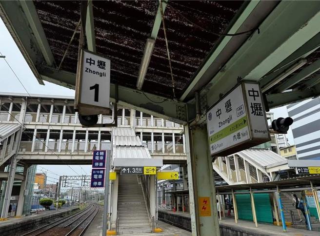 配合桃园铁路地下化工程，中坜车站昨深夜熄灯走入歷史。(摘自苏俊宾脸书)