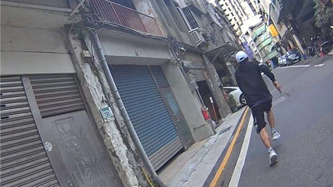 失聯移工滑手機沒看路，抬頭見警狂奔跌狗吃屎被逮。(翻攝照片／蔡依珍桃園傳真)