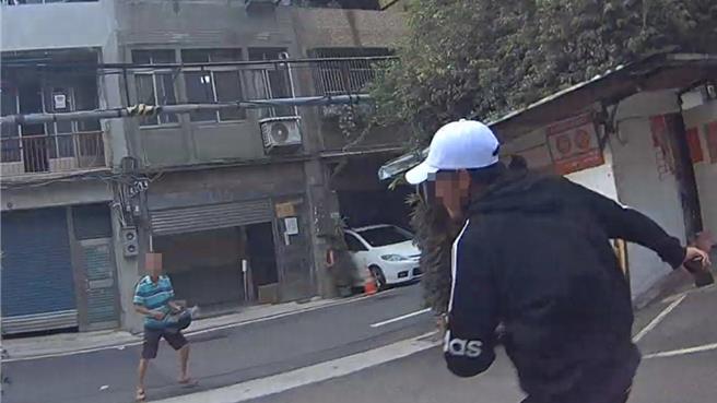 失聯移工滑手機沒看路，抬頭見警狂奔跌狗吃屎被逮。(翻攝照片／蔡依珍桃園傳真)