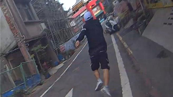 失聯移工滑手機沒看路，抬頭見警狂奔跌狗吃屎被逮。(翻攝照片／蔡依珍桃園傳真)