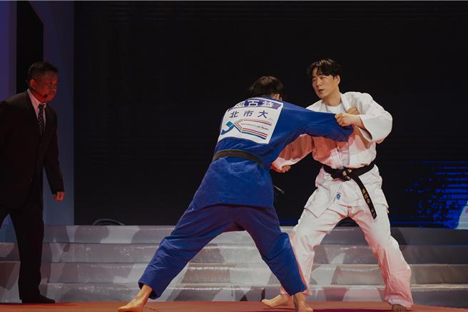 萧煌奇在演唱会上对战柔道冠军。（华纳音乐提供）