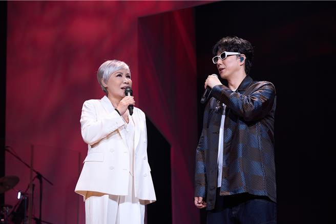 萧煌奇邀请黄小琥同台合唱。（华纳音乐提供）