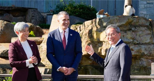 大陸國務院總理李強16日上午在澳洲外長黃英賢陪同下，到阿得雷德動物園考察中澳大貓熊保護合作研究工作。（路透）